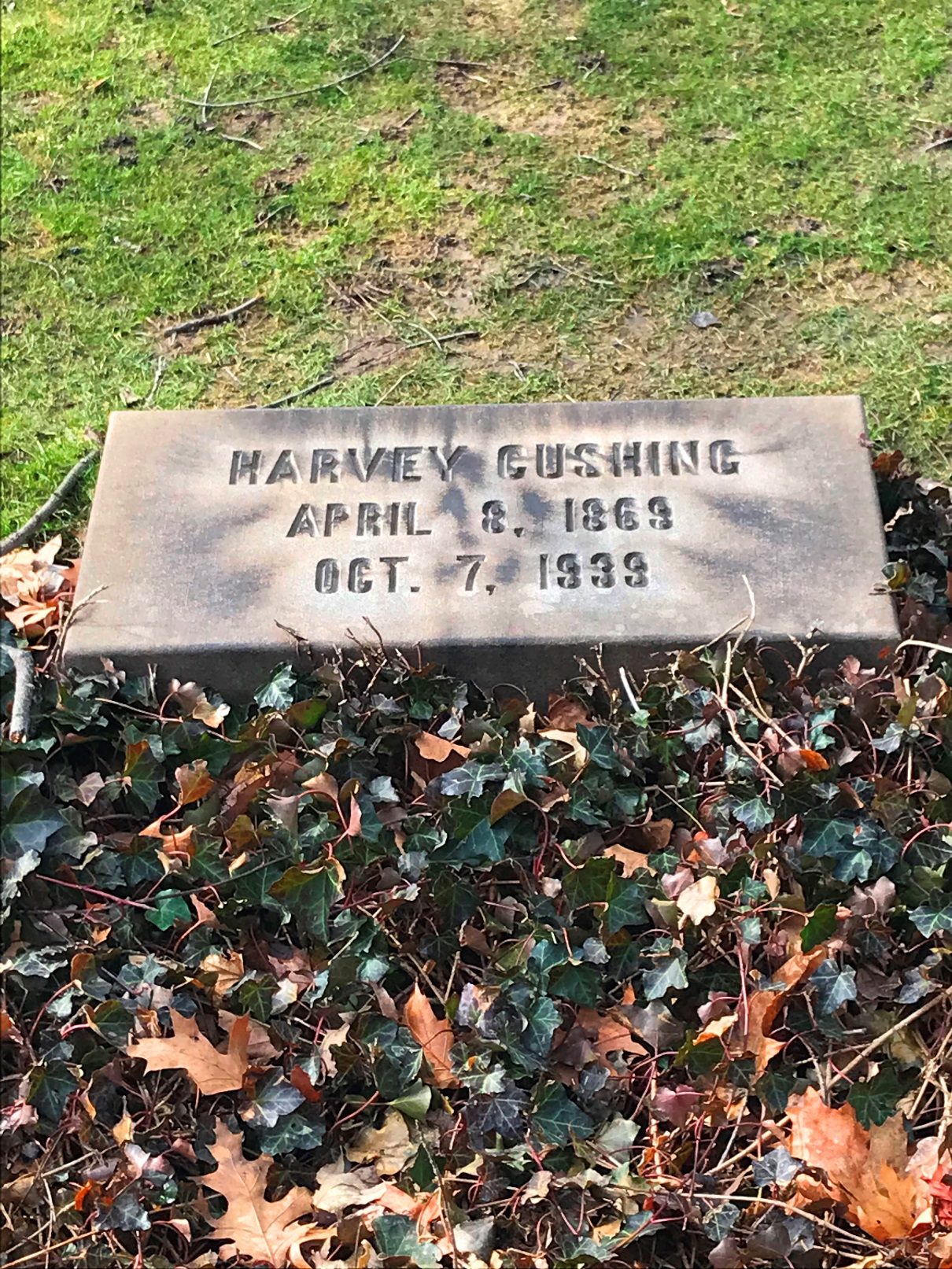 Harvey Cushing's tomb, Lake View Cemetery, Cleveland - 03.jpg